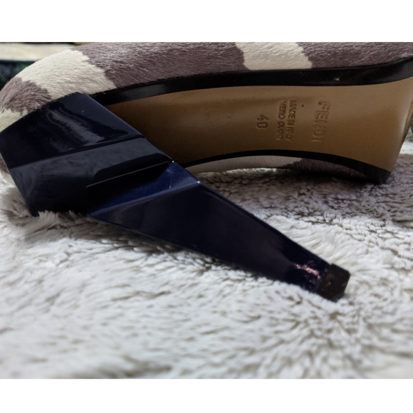 🚫SOLD🆕FENDI White & Taupe Cowhide Heels pumps - Picture 3 of 8